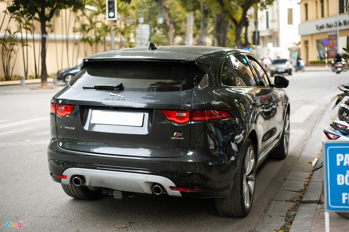 Giá xe Jaguar F-Pace S hơn 4 tỷ đồng. Trong khi đó ở Mỹ, mẫu xe này có giá 62.100 USD.