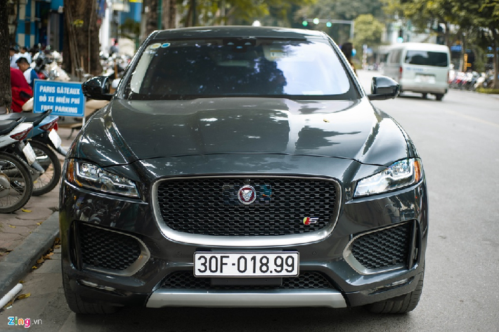 Jaguar F-Pace S còn được trang bị những công nghệ hàng đầu như hỗ trợ kiểm soát độ bám đường toàn bề mặt (All Surface Progress Control - ASPC), công nghệ thích ứng toàn bề mặt (Adaptive Surface Response - AdSR).