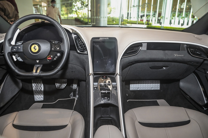 Bước vào bên trong, Ferrari Roma tạo điểm nhấn với màn hình LCD kích thước 8,4 inch ngay vị trí trung tâm. Các phím điều khiển được làm theo phong cách hàng không hiện đại.