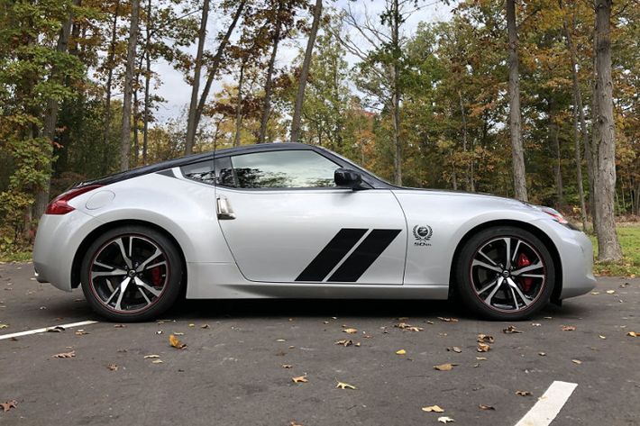 Đầu xe Nissan 370Z 2020 mới mang dáng dấp tương đồng với 240Z khi sử dụng tản nhiệt vuông và đèn pha tròn nằm trong cụm đèn nhọn trong khi đuôi xe sử dụng đèn hậu lấy cảm hứng từ 300ZX đời 1990s.