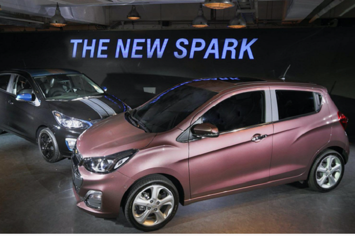 Phần còn lại Chevrolet Spark Red Pick Edition mới tiếp tục với ngoại hình tương tự như phiên bản facelift được giới thiệu năm 2019. Tuy nhiên hiện tại khách hàng có thêm 2 tùy chọn màu ngoại thất mới gồm: Wonderland Blue và Sunset Orange. Bên trong, xe sở hữu hệ thống đèn LED mới và hệ thống dây đai an toàn cho hành khách ngồi phía sau.