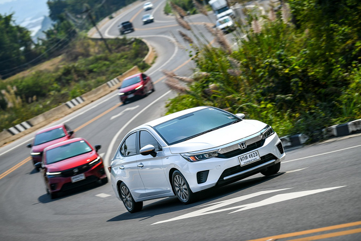 Hệ thống treo của xe vẫn được thiết lập như thế cũ với thanh chống MacPherson phía trước, trong khi phía sau sử dụng hệ thống treo dằm xoắn. Hệ thống phanh trên Honda City 1.0L Turbo RS cũng là phanh đĩa phía trước và tang trống phía sau.