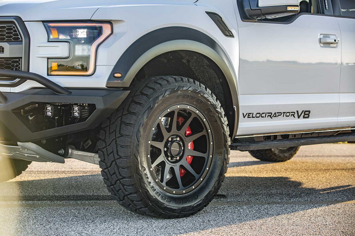 Ở thế hệ hiện tại, "trái tim" của Ford F-150 Raptor 2020 vẫn là khối động cơ EcoBoost - V6 3.5L tăng áp kép cho công suất 450 mã lực và 550 Nm mô-men xoắn. Truyền sức mạnh đến bánh xe là hộp số tự động 10 cấp hiện mới chỉ có những chiếc xe của Ford sử dụng.