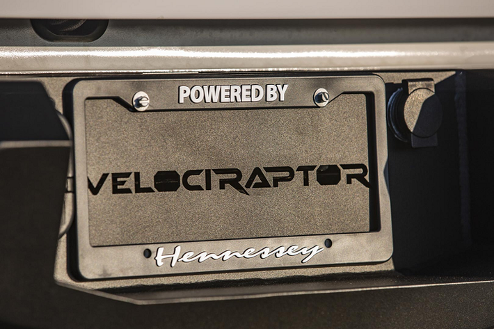 Ford F-150 Raptor độ VelociRaptor trang bị động cơ V8 của Ford dung tích 5.0L, kết hợp với bộ tăng áp 2.9L áp suất 7psi của Hennessey. Hãng độ Mỹ cũng nâng cấp hệ thống làm mát, hệ thống cảm ứng, phun nhiên liệu và ống xả để tận dụng tối đa động cơ mới, nâng tổng công suất lên tới 758 mã lực.