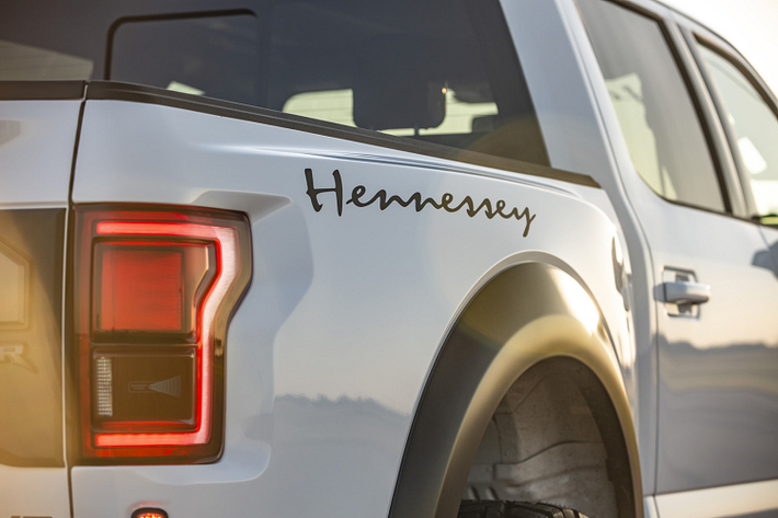 Tuy nhiên, gói nâng cấp VelociRaptor của hãng độ Hennessey nức tiếng đã đem đến cho Ford F-150 Raptor một ngoại hình và hiệu suất vận hành hoàn hảo cho những ai đang tìm kiếm một chiếc bán tải độ hạng nặng.