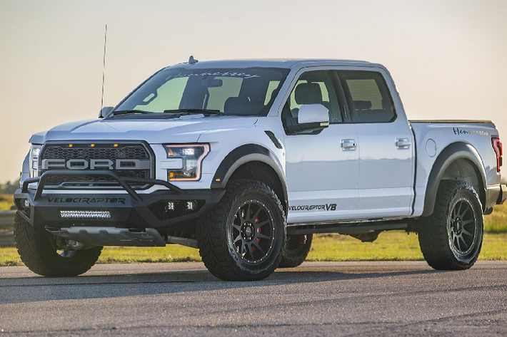 Mặc dù được xem như một trong những mẫu bán tải hiệu suất cao với khả năng off-road đáng gờm, nhưng đâu đó trên thế giới vẫn còn những tín đồ cuồng nhiệt cho rằng sẽ tốt hơn nếu như siêu bán tải Ford F-150 Raptor được lắp động cơ V8. May mắn thay, Hennessey đã nghe được lời thỉnh cầu này và đem đến cái nhìn toàn diện hơn cho một phiên bản V8 của mẫu bán tải này.