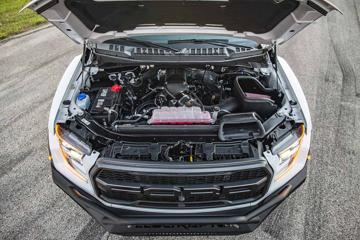 Để phù hợp với mức công suất mới này, Hennessey cũng nâng cấp Ford F-150 Raptor ở ngoại hình với cản trước và sau được sửa đổi thể thao hơn, bánh xe hợp kim 20 inch với lốp BFgoodrich 37 inch và một thanh đèn LED lớn trên nóc.