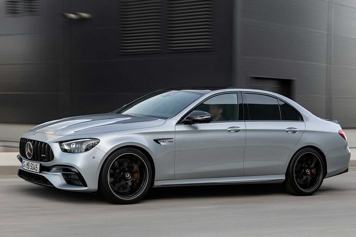 Nhìn chung, Mercedes-AMG E63 S thế hệ mới có đầu xe hơi khác biệt so với E53 mới. Các lỗ thông gió hiện diện với kích cỡ lớn hơn. Xe còn có thêm lỗ thông khí thứ ba thanh mảnh, uốn lượn và chạy giữa lưới tản nhiệt cùng lỗ thông hơi dưới. Ở phía sau, E63 S có cánh gió đặc trưng hơn với các ống xả hình thang thay vì hình bầu dục như của E53.
