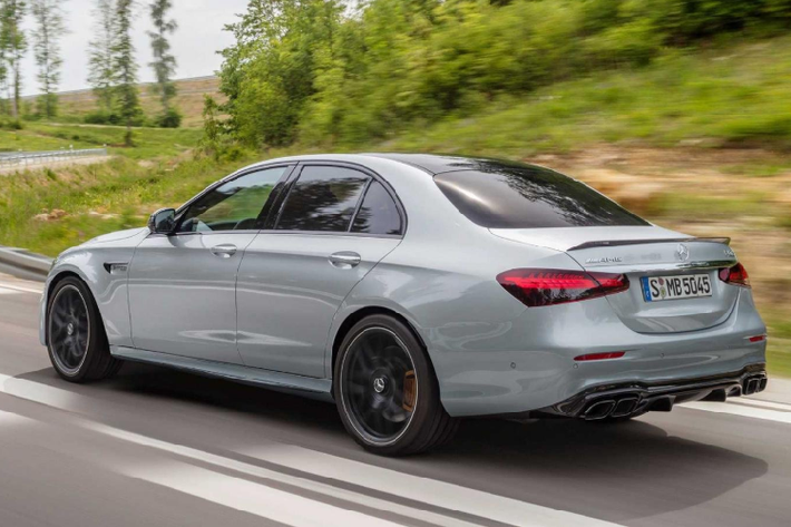 Giá xe Mercedes-AMG E63 S 2021 vẫn chưa công bố chính thức. Dự kiến phiên bản sedan sẽ có giá khởi điểm khoảng 108.000 USD (2,5 tỷ đồng) và phiên bản wagon ở mức 112.000 USD (2,6 tỷ đồng).
