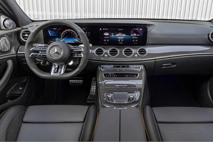 So với E63 trước đây, những thay đổi khác về ngoại thất của Mercedes-AMG E63 S 2021 đều giống như trên E-Class 2021. Đáng chú ý là lưới tản nhiệt và đèn pha LED mới. Ngoài ra, ô tô E63 S cũng trang bị bộ lazăng 20 inch mới và 3 màu mới là xám Graphite Grey Metallic, bạc Cirrus Silver Metallic và xanh Brilliant Blue Magno.