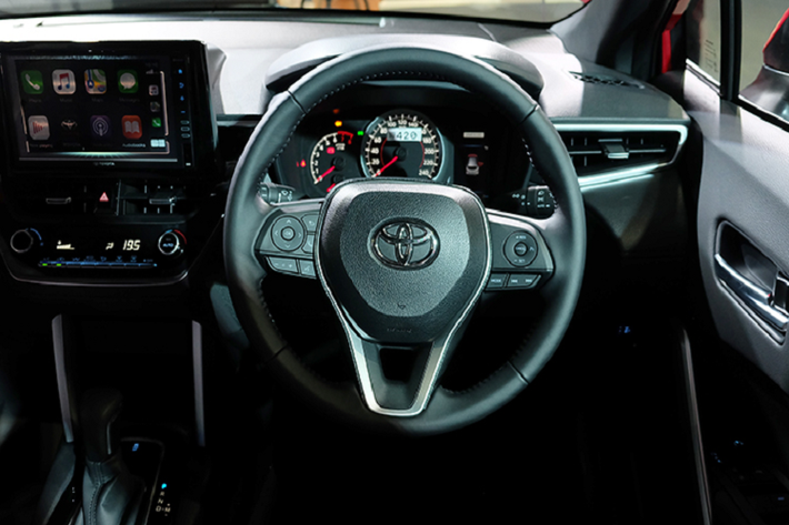 Khác với các bản hybrid nội thất đỏ nâu, bản 1.8 Sport chỉ có 1 màu nội thất đen, bọc da. Các mảng trang trí nội thất khác cũng là tông màu đen. Vô lăng xe và cần số bọc da. Ghế tài chỉnh tay 6 hướng, ghế hành khách chỉnh tay 4 hướng.