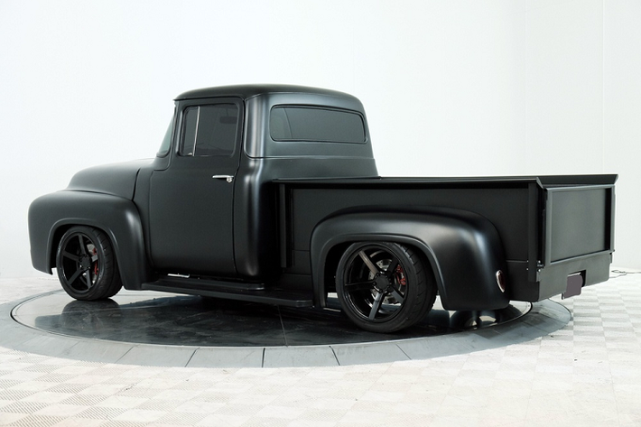 Không có định giá trước cho mẫu bán tải Ford F-100 1956 độ độc này trước buổi đấu giá, nhiều khả năng nó sẽ thu hút được nhiều sự chú ý của khách hàng khi xuất hiện trong sự kiện.