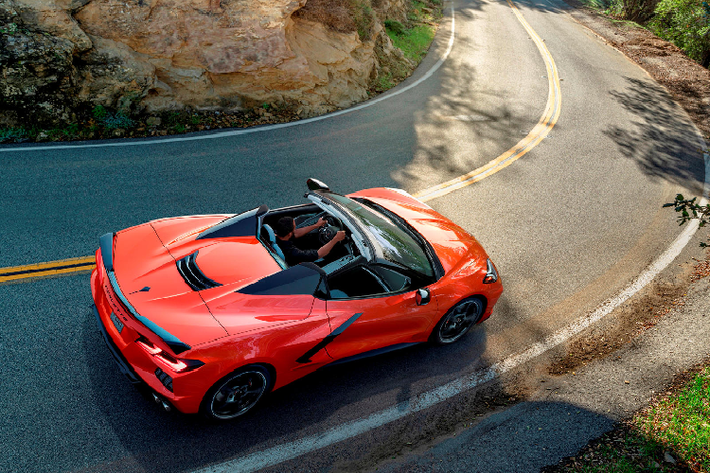 Mặc dù Chevrolet đã bắt đầu nhận đơn đặt hàng C8 Convertible nhưng hiện tại vẫn chưa có những thông tin cụ thể về việc ra mắt những chiếc xe đầu tiên trên dây chuyền tại nhà máy lắp ráp Bowling Green, Kentucky của GM, mặc dù chúng dự kiến sẽ được đưa vào sản xuất vào đầu tháng Tư.
