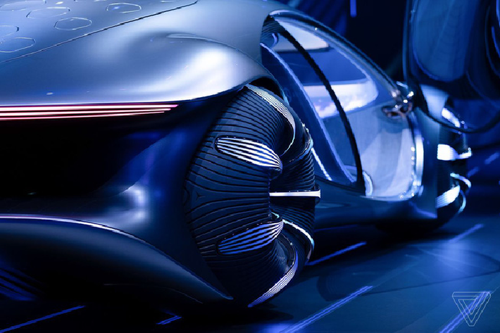 Giống như những concept xe của tương lai khác, Mercedes-Benz Vision AVTR cho chúng ta thấy nhiều thứ kỳ lạ ở thiết kế bên ngoài. Còn bên trong nội thất lại khá “thưa thớt”, tuy nhiên Mercedes có khá nhiều ý tưởng để đưa vào bên trong chiếc xe này.