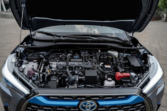 Trong khi đó, Corolla Cross phiên bản 1.8 HV được trang bị động cơ hybrid lai xăng điện cho tổng công suất là 170 mã lực và mô men xoắn cực đại 305 Nm kết hợp cùng hộp số tự động e-CVT. Giá xe Toyota Corolla Cross tại Việt Nam bán ra chính hãng từ 720 đến 918 triệu đồng, tuỳ theo từng phiên bản.