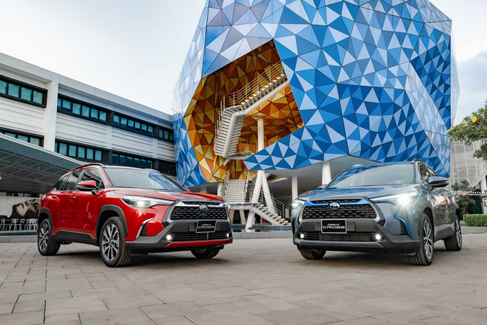 Xu hướng chung trên thế giới hiện nay là các mẫu xe SUV/crossover. Do đó, không có gì ngạc nhiên khi Toyota cho ra mắt một sản phẩm crossover toàn cầu là Toyota Corolla Cross 2021 mới. Mẫu ôtô hạng B nhà Toyota vừa ra mắt thị trường Thái Lan cách đây khoảng gần 1 tháng nay đã đến Việt Nam.