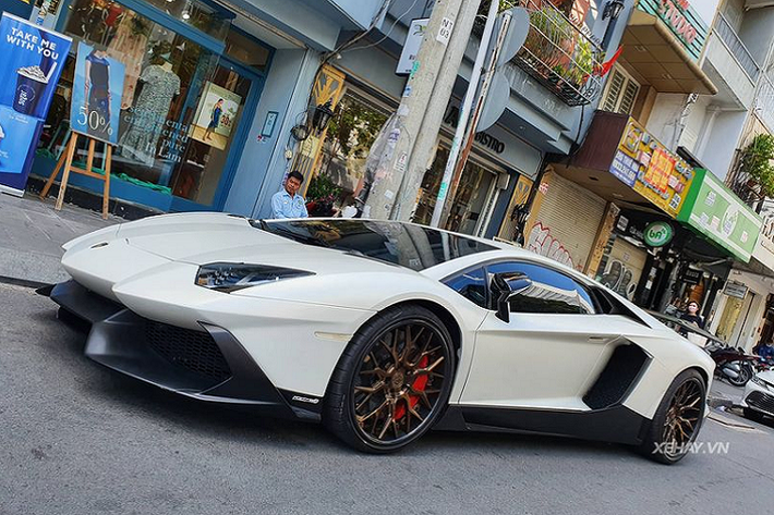 Đầu tiên, hãy cùng tìm hiểu đôi chút thông tin về phiên bản Lamborghini Aventador 50th Anniversario, phiên bản đặc biệt này được giới thiệu lần đầu tiên tới công chúng hồi năm 2013 tại triển lãm ô tô Thượng Hải, Trung Quốc. Đúng như tên gọi, phiên bản 50th Anniversario mang ý nghĩa kỷ niệm 50 năm ngày thành lập thương hiệu siêu xe nước Ý.