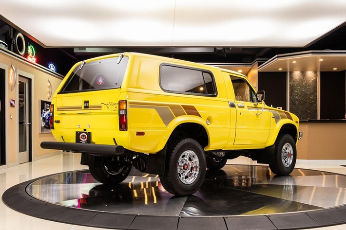 Do vậy, chúng ta có thể hiểu cơ bản rằng xe cổ Toyota Trekker chính là người tiền nhiệm trực tiếp của 4Runner nhưng chỉ có khoảng 1.500 chiếc từng được chế tạo và bán ở thị trường Mỹ mà thôi. Vì thế, chúng vô cùng hiếm, và tìm thấy một chiếc trong tình trạng tốt thì còn hiếm hơn nữa. Đồng thời, giá trị cho một chiếc xe như thế là không nhỏ, và chiếc Toyota Trekker dưới đây là một ví dụ điển hình.