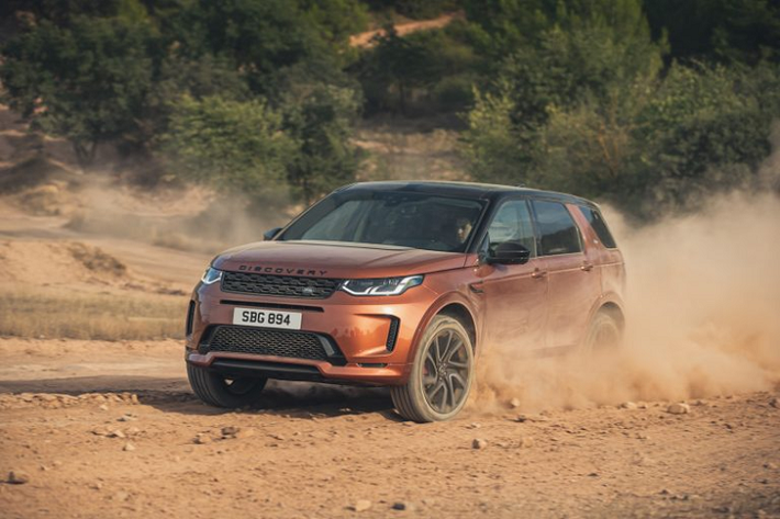 Land Rover Discovery Sport 2021 mới sẽ sở hữu động dầu Ingenium thế hệ mới, được tích hợp hệ thống mild-hybrid 48V. Động cơ mới này mang đến cho xe khả năng ngắt tạm thời và khởi động lại mượt mà hơn và chỉ tốn khoảng 6,3 lít/100 km di chuyển. Động cơ Ingenium thế hệ mới được trang bị trên Discovery Sport sẽ có hai cấu hình khác nhau gồm một bản 162 mã lực / 379 Nm mô-men xoắn và bản 197 mã lực / 429 Nm mô-men xoắn. Kết hợp với hộp số tự động 8 cấp, Discovery Sport có khả năng tăng tốc lên 100 km/h trong vòng 8,6 giây (bản 197 mã lực).