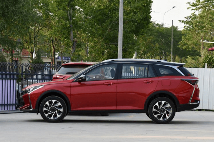 Giá xe Fengshen Yixuan GS là tương đối mềm khi khởi điểm ở 82.900 nhân dân tệ (tương đương 275 triệu đồng) và tăng lên 101.900 nhân dân tệ (tương đương 338 triệu đồng).