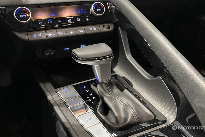 Tại Hàn Quốc, Hyundai Elantra hoàn toàn mới có 2 phiên bản động cơ, gồm máy xăng 1.6 MPI, cho công suất 123 mã lực, mô men xoắn 154 Nm, kết hợp hộp số sàn 6 cấp hoặc hộp số CVT. Trong khi đó, bản LPG dùng động cơ 1.6 LPI cho công suất 120 mã lực và mô men xoắn 152 Nm, kết hợp tuỳ chọn hộp số tự động 6 cấp.