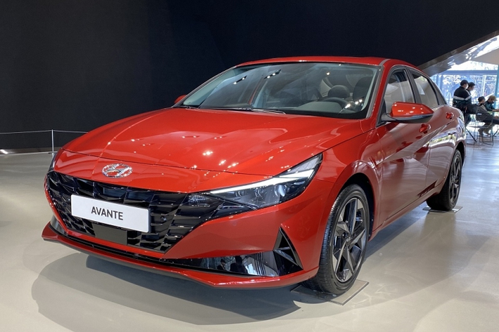 Hyundai Elantra 2021 mới đã ra mắt online từ tháng 3/2020. Trong bối cảnh COVID-19 hoành hành, hãng chưa công bố ngày mở bán tại Mỹ. Tuy nhiên, tại Hàn Quốc, mẫu xe này đã chính thức được phân phối từ ngày 7/4. Xe có giá bán vô cùng hấp dẫn đi cùng hàng loạt nâng cấp từ kích thước, ngoại hình, tiện nghi và công nghệ. Ngoài ra, Hyundai còn cho biết họ muốn đem Elantra mới "quay lại với nguồn gốc sedan thể thao".