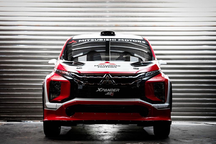 Mitsubishi Xpander AP4 không phải cái tên quá xa lạ. Mẫu xe đua này từng được trưng bày tại Triển lãm Ôtô Quốc tế Indonesia năm 2019. Xpander AP4 được cầm lái bởi tay đua người Indonesia, Rifat Sungkar và hoa tiêu M. Redwan.