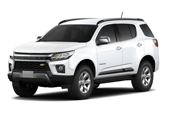 Cụm đèn pha thiết kế tương tự như phiên bản cũ, nhưng cụm đèn sương mù được đặt cao hơn trong ốp đèn sương mù mới, trang bị ốp cản trước thể thao hơn trước. Tổng thể chiếc còn đi kèm với “dàn chân” lắp bộ mâm 18 inch thiết kế mới. Là một phiên bản nâng cấp facelift giữa đời, nên Trailbrazer 2021 vẫn duy trì kích thước như cũ.