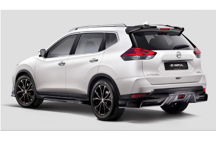 Sự khác biệt của Nissan X-Trail Impul 2021 mới đến từ gói nâng cấp khí động học bằng bộ bodykit bắt mắt bao gồm cản trước/sau và ốp sườn thể thao. Bộ mặt của xe gây chú ý bởi cụm lưới tản nhiệt được sơn đen bóng. Ngoài ra, cánh lướt gió phía sau xe cũng được mở rộng hơn và được sơn đem, đem lại cái nhìn mạnh mẽ và thể thao hơn.
