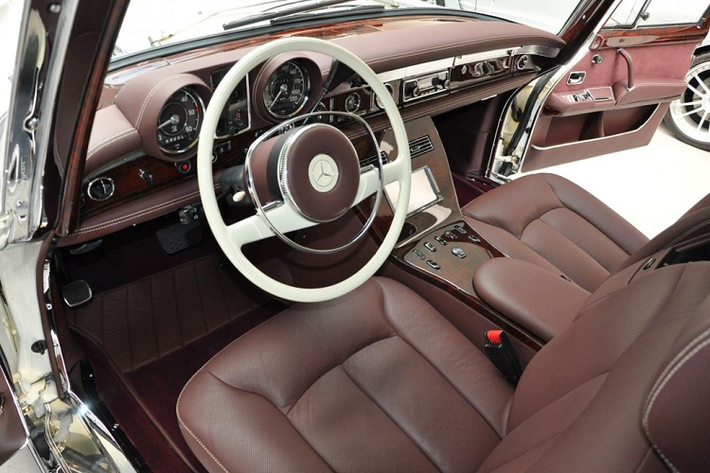 Chưa hết, khoang nội thất của Mercedes-Benz 600 Pullman 1975 còn được đại tu với vẻ tiện nghi và hiện đại, không thua kém gì một chiếc Maybach hiện nay. Toàn bộ chi tiết bên trong đã được tái thiết với một số bộ phận đến từ chiếc limousine Maybach 62 như cửa sổ trời toàn cảnh, tích hợp chức năng điều chỉnh sáng/tối, kèm theo bảng điều khiển chỉnh điện.