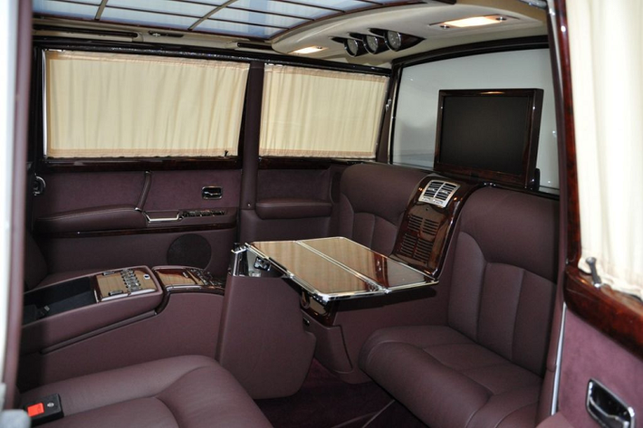 Tất nhiên, chiếc Mercedes-Benz 600 Pullman 1975 đã được tân trang và “dọn dẹp” sạch sẽ để sẵn sàng tới tay chủ nhân mới. Đầu tiên, chiếc limousine khoác lên mình lớp màu kim loại Perlmutt Weis, một tùy chọn sơn chưa xuất hiện tại thời điểm cách đây 50 năm.