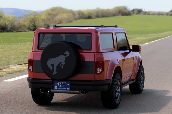 Ford Bronco là đối thủ cạnh tranh với Jeep Wrangler. Giá bán khởi điểm của mẫu xe địa hình này khoảng 35.000 USD.