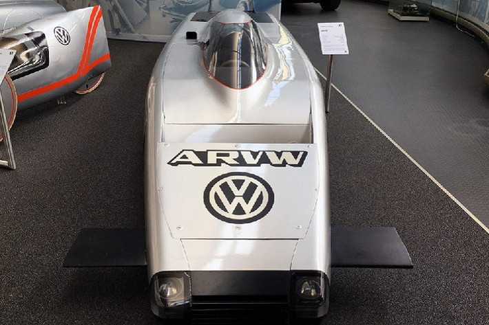 Ngoài kích thước nhỏ bé, chiếc xe Volkswagen ARVW hơn 40 tuổi này còn được trang bị bánh xe giấu kín và một gầm xe phẳng hoàn toàn. Nó cũng có những chiếc vây có thể cử động với công dụng giúp xe ổn định ở tốc độ cao.