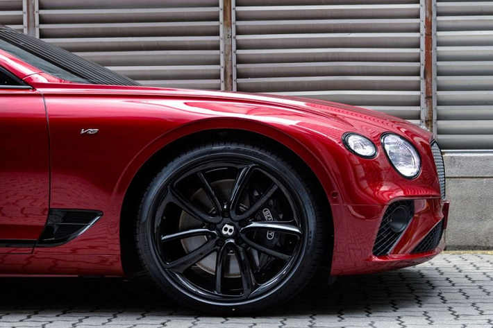 Trong khi đó, Continental GT First Edition hiện có giá 2,15 triệu RM (khoảng 11,5 tỷ đồng) và Continental GT Convertible “ngốn” 2,24 triệu RM (khoảng 12 tỷ đồng).