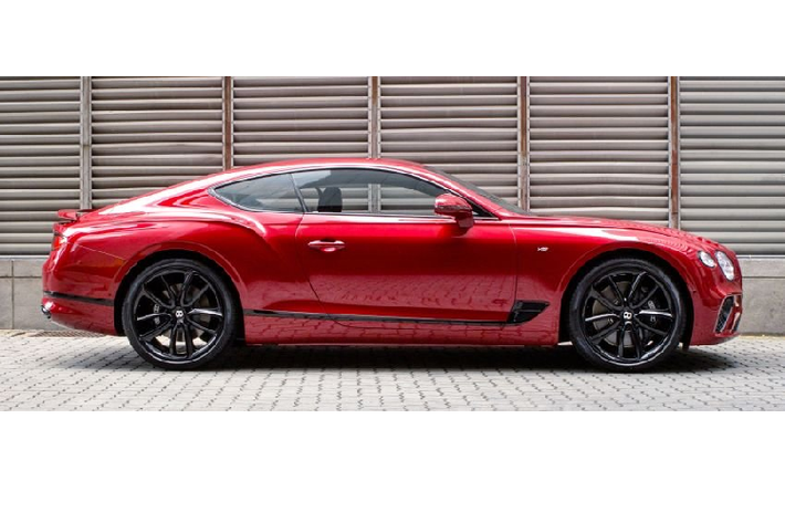 Động cơ nhỏ hơn và nhẹ hơn cũng có nghĩa là mẫu ôtô Bentley Continental GT V8 2020 mới sở hữu cảm giác lái nhanh nhẹn và nhạy bén hơn. Để tiết kiệm nhiên liệu, động cơ V8 có thể tạm ngắt 4 xi-lanh. Bên cạnh đó, chế độ stop-start tự động cũng được tích hợp vào xe.