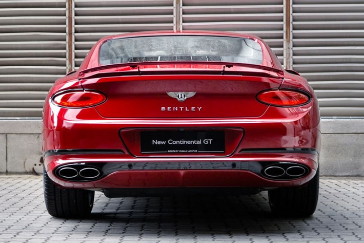 Tổng quát, mẫu xe Continental GT V8 mới trang bị 4 ống xả ở phía sau cùng với huy hiệu V8 ở cánh trước để tạo ra sự khác biệt với phiên bản W12. Xe có 9 thiết kế khác nhau cho bộ la-zăng hợp kim 20 inch / 22 inch 10 chấu, 7 lựa chọn sơn ngoại thất tiêu chuẩn cùng đèn pha ma trận LED chạm khắc pha lê quý phái.