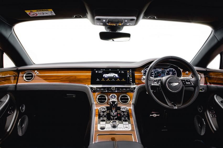Giống như trên Flying Spur mới, gói trang bị Blackline sẽ thay thế toàn bộ lớp mạ crôm bóng bằng các chi tiết trang trí màu đen, ngoại trừ huy hiệu và chữ Bentley. Ở bên trong, Bentley Continental GT V8 mới rất ấn tượng và sang trọng.