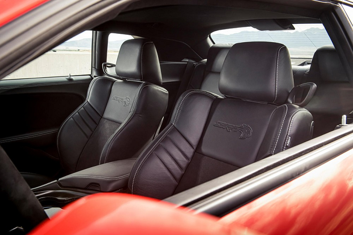 Tất cả các trang bị và nâng cấp trên giúp chiếc Dodge Challenger SRT Super Stock có khả năng tăng tốc từ 0 - 100 km/h trong 3,25 giây, kết thúc đường đua 1/4 dặm trong 10,5 giây ở vận tốc 210,8 km/h và có vận tốc tối đa 270 km/h.