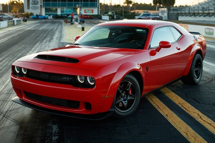 Mẫu xe cơ bắp Dodge Challenger SRT Demon 2020 mới được sản xuất với số lượng giới hạn nhằm thống trí đường đua drag. Ở thời điểm ra mắt, phiên bản Demon được xem là mẫu Challenger SRT mạnh mẽ nhất từng được sản xuất, tuy nhiên phiên bản Challenger SRT Demon đã không còn được sản xuất khi đạt số lượng 3.000 xe vào năm 2018.
