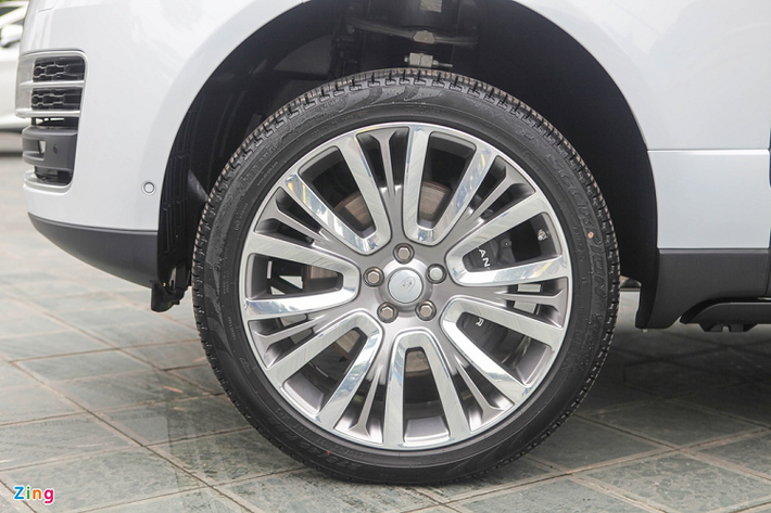Chiếc xe trong bài được trang bị bộ la-zăng hợp kim 22 inch 7 chấu kép màu bạc. Ngoài ra, Land Rover còn cung cấp các tùy chọn la-zăng 20 và 21 inch, với các kiểu thiết kế khác nhau.