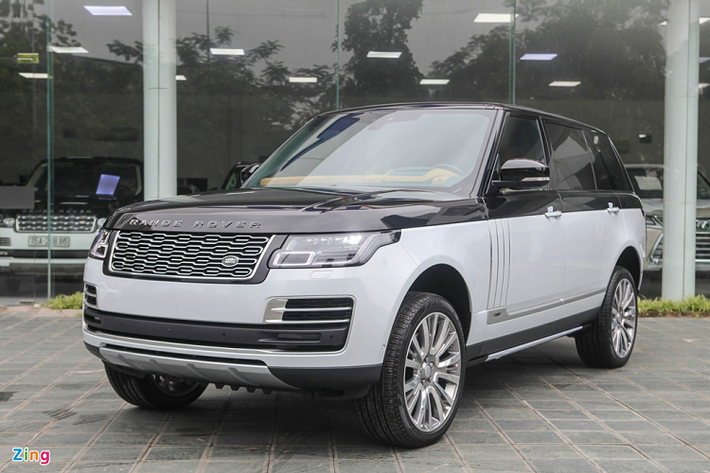 Bên cạnh những chiếc Range Rover SVAutobiography LWB 2020 sử dụng động cơ siêu nạp V8 5.0L, phiên bản động cơ Ingenium I6 3.0L của dòng xe này cũng đã được đại lý tư nhân đưa về Việt Nam. Range Rover SVAutobiography LWB 3.0L 2020 có giá khoảng 14 tỷ đồng, rẻ hơn bản V8 5.0L 4 tỷ đồng (giá bán tham khảo từ các đại lý nhập khẩu tư nhân).