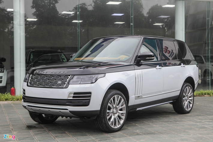 Giá xe Range Rover SVAutobiography LWB 3.0L 2020 được nhập khẩu tư nhân khoảng 14 tỷ đồng tại Việt Nam. Trong khi các đại lý tư nhân liên tục đưa về Việt Nam phiên bản mới của các dòng sản phẩm, thì sau khi công bố nhà phân phối mới tại thị trường Việt Nam, Jaguar Land Rover vẫn chưa có nhiều hoạt động cũng như nhập khẩu chính hãng sản phẩm mới cho khách hàng.