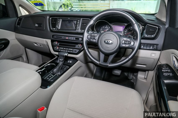 Về tính năng thông tin giải trí, Sedona 11 chỗ trang bị màn hình cảm ứng 7 inch có hỗ trợ cho Apple CarPlay và Android Auto. Đi kèm với đó là Bluetooth, USB, MP3, radio cùng 6 loa và hệ thống điều hòa 3 vùng. Camera chiếu hậu là trang bị tiêu chuẩn nhưng không có camera 360 độ.