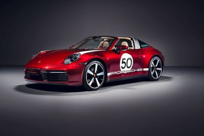 Đoạn video không chỉ cung cấp cái nhìn chi tiết về Porsche 911 Targa 4S Heritage Design mà còn khái quát về lịch sử của Porsche Exclusive Manufaktur. Trên thế giới, chỉ có 992 chiếc 911 Targa 4S Heritage Design được sản xuất và mỗi chiếc đều sở hữu màu sơn ngoại thất Cherry Metallic độc quyền tương phản với logo vàng gold và các điểm nhấn màu trắng lấy cảm hứng từ phong cách retro.