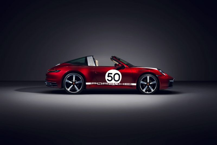 Bên cạnh đó, xe còn có huy hiệu Porsche Heritage đặc biệt trên khe thông gió ở phía sau. Sự cổ điển tiếp tục được thể hiện ở cản trước, vô lăng, tựa đầu ghế và túi đựng chìa khóa đều có logo Porsche 1963. Chi tiết này cũng được tìm thấy ở các bánh xe Carrera Exclusive Design 20 và 21 inch, đi kèm cùm phanh sơn đen.