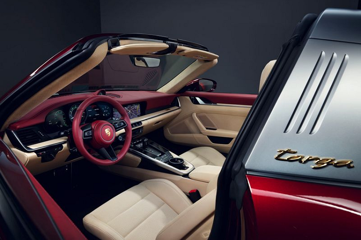 Đối với nội thất, 911 Targa 4S Heritage Design được hoàn thiện với cabin hai tông màu đỏ và kem, cách phối màu này gợi nhắc đến chiếc 356 "huyền thoại" của những năm 1950. Ngoài ra, xe cũng được trang bị các ghế bọc vải sợi to, bọc tấm cửa cũng bằng vải sợi to, càng làm tăng tính retro của chiếc xe.