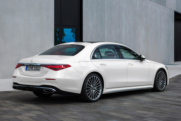 Mercedes-Benz vừa công bố giá bán chính thức cho S-Class 2021 tại thị trường châu Âu và bắt đầu nhận đơn đặt hàng. Giá xe Mercedes-Benz S-Class 2021 khởi điểm từ 110.724 USD (khoảng hơn 2,5 tỷ đồng). Mức giá này chỉ dành cho bản tiêu chuẩn và tất nhiên không gồm các công nghệ và tính năng cao cấp nhất.