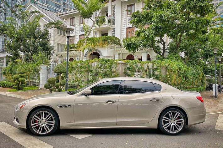 Theo chia sẻ từ người đăng bán trên sàn xe cũ, đây là chiếc Maserati Quattroporte đời 2016, được đăng kí lần đầu tiên vào năm 2018. Tại Việt Nam, Maserati Quattroporte được phân phối với 2 phiên bản.