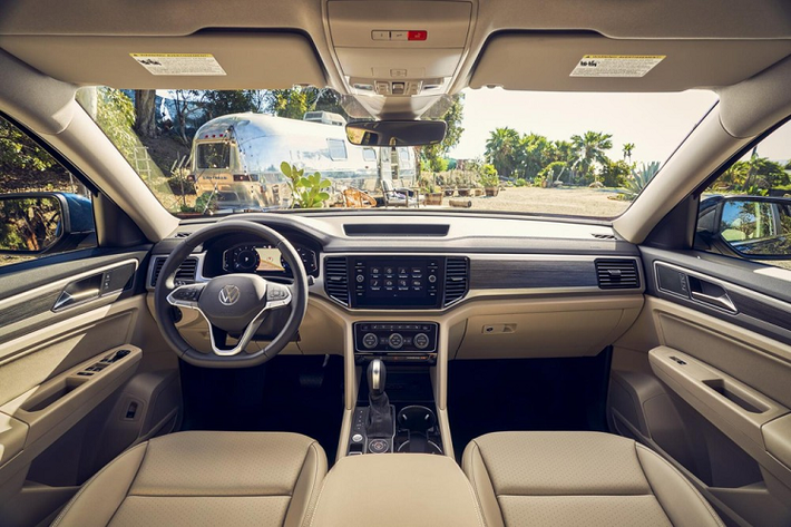 Tương tự ngoại thất, nội thất của Volkswagen Atlas 2021 cũng được nâng cấp nhẹ với vô lăng mới, chỉ màu tương phản trên những chi tiết bọc da và hệ thống thông tin giải trí Composition Media đi kèm màn hình 8 inch. Trong khi đó, bảng đồng hồ kỹ thuật số Digital Cockpit có thêm 2 đồng hồ báo nhiệt độ và nhiên liệu.