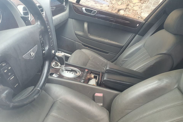 Hiện chưa rõ số phận của chiếc xe Bentley Continental Flying Spur bị bỏ xó và xếp vào diện "xe siêu sang đồng nát" này sẽ thế nào trong tời gian tới. Nếu muốn lăn bánh trên đường phố thì chiếc xe siêu sang này sẽ tiêu tốn của chủ nhân một khoản tiền khá lớn đề hồi phục cho nó, thậm chí không sử dụng được.